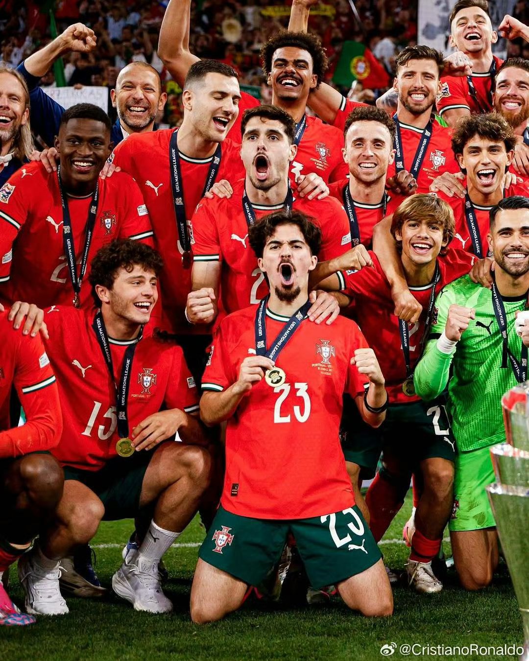 欧洲杯预选赛场面混乱,各队争相夺冠 欧洲杯预选赛场面混乱,各队争相夺冠