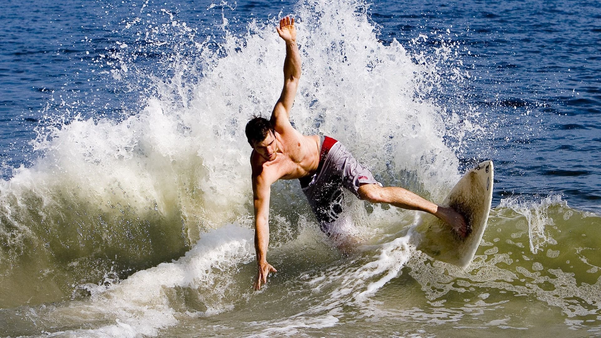 克莱·汤普森末节狂飙19分，凯尔特人鏖战力克雄鹿捍卫主场